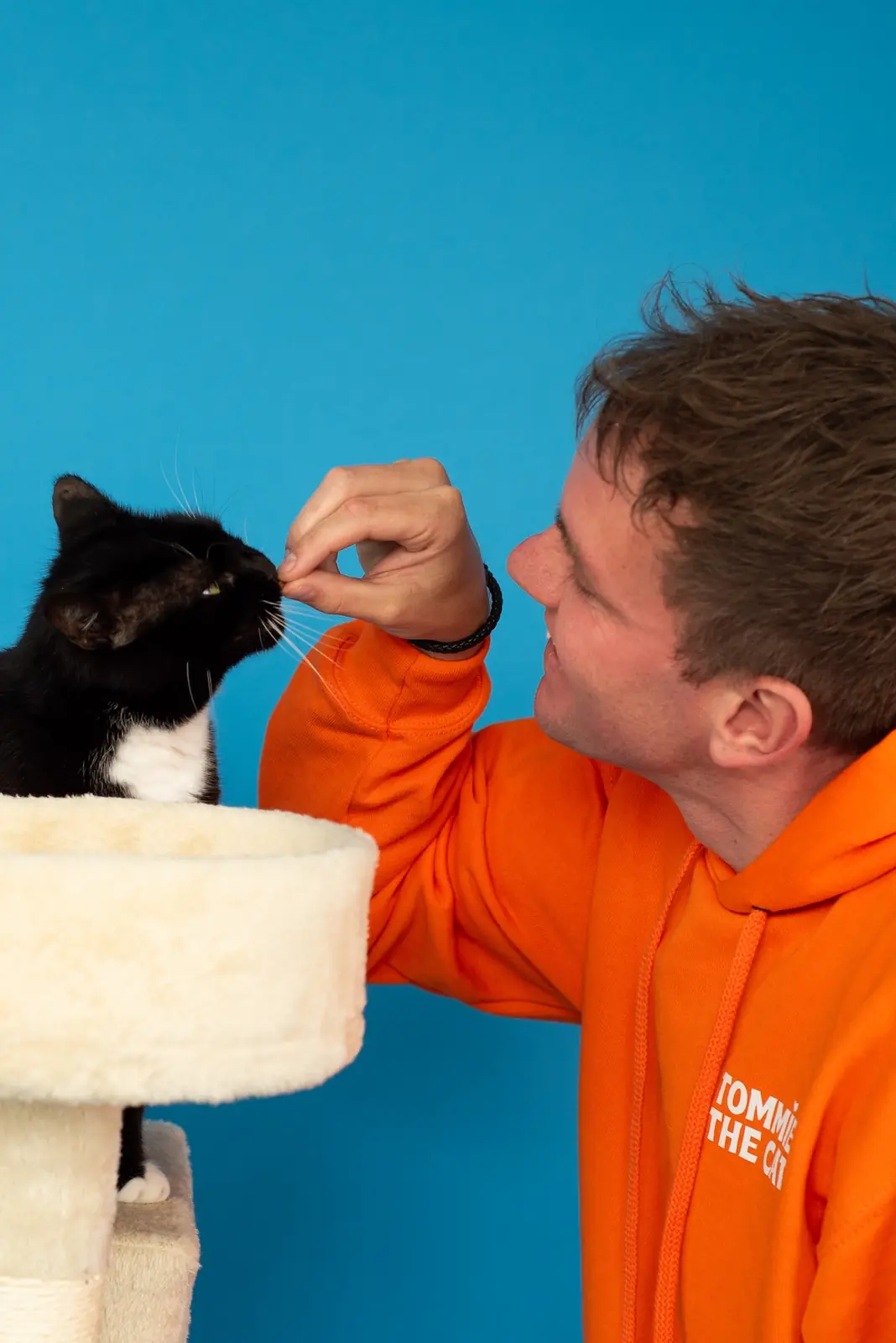 Tommie op een klimpaal
